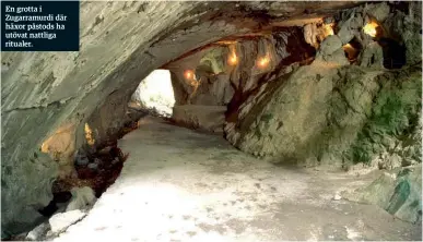  ??  ?? En grotta i Zugarramur­di där häxor påstods ha utövat nattliga ritualer.