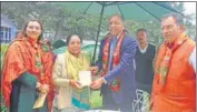  ?? DEEPAK SANSTA/HT ?? Himachal CM Jai Ram Thakur inviting Congress state chief Pratibha Singh in Shimla on Sunday.