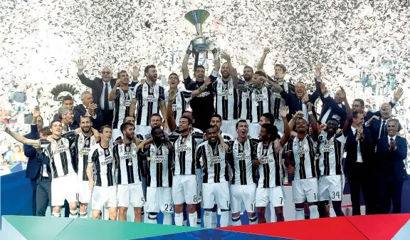  ?? (LaPresse) ?? Sesto tricolore Gigi Buffon solleva la coppa dello scudetto, il sesto consecutiv­o per la Juventus, dopo la vittoria decisiva contro il Crotone lo scorso 21 maggio allo Stadium. È trionfo bianconero