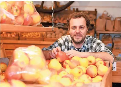  ?? FOTO: JÜRGEN MOLL ?? Der Obsthof Oderwald ist bekannt für seine regionalen Produkte. Matthias Kuppel mit der regionalen Apfelsorte „Pinova“.