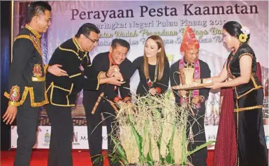  ??  ?? Team work: Bagang (third from left) and Rampas together with other VIPs at the opening ceremony of the Pesta Kaamatan at the Rainbow Paradise Beach Resort in Tanjung Bungah, Penang.