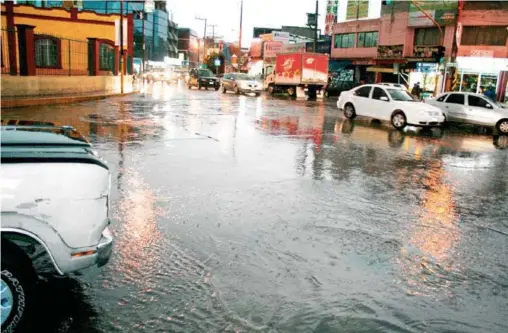  ??  ?? Protección Civil y Bomberos siguen en alerta por las sorprensiv­as lluvias en la región. / Foto: Cortesía