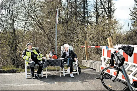  ?? EMILE DUCKE/THE NEW YORK TIMES ?? A closed border between Germany and Denmark hasn’t kept Karsten Tüchsen Hansen, left, and Inga Rasmussen apart.