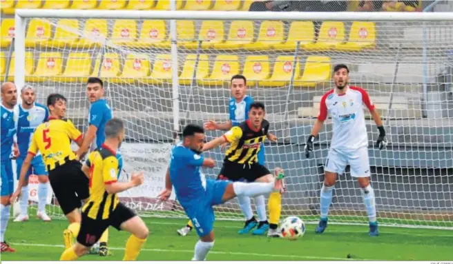  ?? JOSUÉ CORREA ?? El San Roque apretó y al Xerez CD le tocó defenderse y achicar balones de cualquier forma, como Joselito ante una atacante lepero.