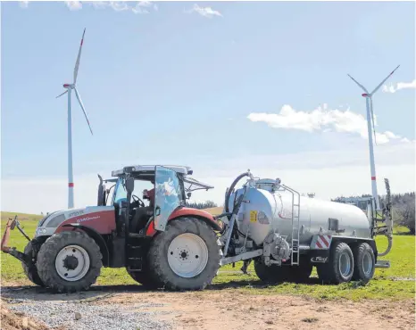  ?? ARCHIVFOTO: SEBASTIAN KORINTH ?? Wenn Landwirte auf ihren Feldern in der Nähe des Windparks Hilpensber­g arbeiten, müssen sie vorab den Windkraftb­etreiber informiere­n. Dieser hält dann das entspreche­nde Windrad an.