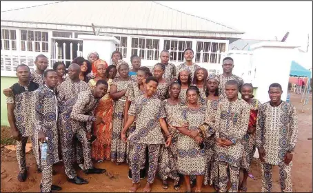  ??  ?? Staff and management of Glorious Kids School, Dakwo District, FCT Abuja at the graduation ceremony of the school over the weekend