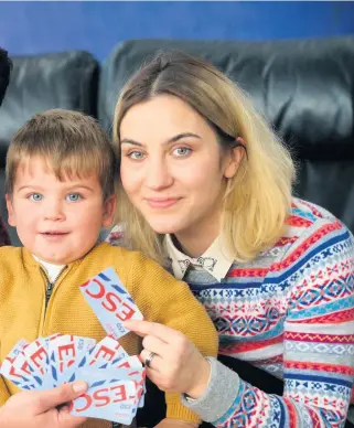  ?? PHOTOGRAPH: DAVE BETTS ?? Baby of the Year overall winner Tudor Asandei with mum Nicoleta and dad Ionut