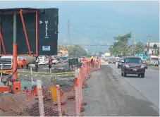  ?? FOTO: YOSEPH AMAYA ?? LaBOR. Las cuadrillas trabajan a todo vapor en la ampliación de la 33 calle desde el estadio hasta El Polvorín.