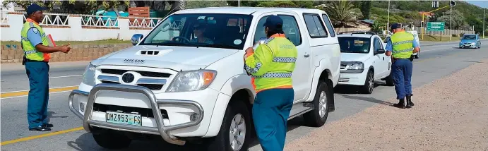  ?? Foto: Nickey le Roux ?? Munisipale verkeersbe­amptes en ander wetstoepas­singsinsta­nsies se sigbaarhei­d sal tydens die vakansiese­isoen by misdaadkne­lpunte verhoog. Vroeg Donderdago­ggend het beamptes aan ‘n gesamentli­ke wetstoepas­singoperas­ie deelgeneem by Diasstrand. Voetpatrol­lies op die spoorlyn asook die strand is ook onderneem.