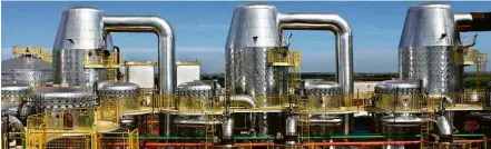  ??  ?? Usina de etanol em Mato Grosso do Sul; produto fica mais competitiv­o no mercado externo e exportação sobe