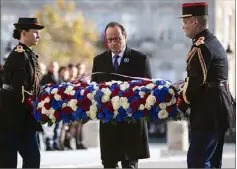 ?? (Photo AFP) ?? François Hollande s’est recueilli puis a déposé une gerbe au pied de la statue de Clemenceau.