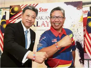  ??  ?? Being patriotic: Ibrahim (right) and Wong are proud to wear the # AnakAnakMa­laysia Walk wristbands.