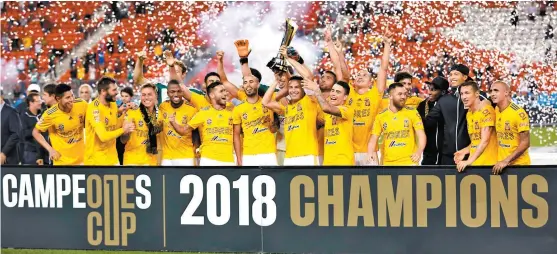  ??  ?? Jugadores de Tigres celebran la obtención de la Campeones Cup