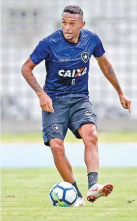  ?? VITOR SILVA/SSPRESS/BOTAFOGO ?? Gilson arrisca o passe no treino do Botafogo no Estádio Nilton Santos