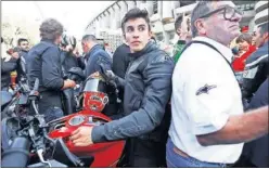  ??  ?? EL CAMPEÓN. Marc Márquez no se perdió el homenaje a Nieto.