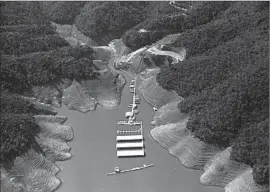  ?? Steve Fontanini Los Angeles Times Archive/UCLA ?? LAKE SHASTA water levels declined during an extended drought in the late 1970s, as shown in this view of the marina taken in 1976.