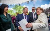  ?? ?? Trafen sich wieder: Gerhard Schröder (mit So-yeon Schröder), Angela Merkel und Bremens Ex-Bürgermeis­ter Klaus Wedemeier.