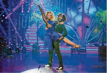  ?? Foto: Stefan Gregorowiu­s, RTL ?? So wirbelten Angelina Kirsch und Massimo Sinató vergangene Woche über die Tanzfläche. Sie stehen im Finale von Let’s Dance – zusammen mit Vanessa Mai und Christian Polanc sowie Ekaterina Leonova und Gil Ofarim.