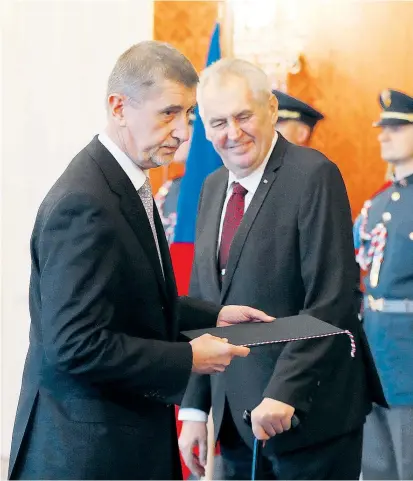  ??  ?? Premier Andrej Babiš (links) genießt das Vertrauen von Präsident Miloš Zeman (rechts).