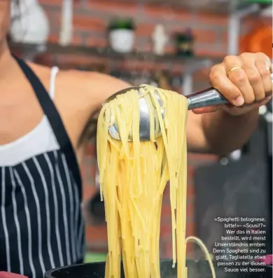  ??  ?? «Spaghetti bolognese, bitte!»– «Scusi!?» Wer das in Italien bestellt, wird meist Unverständ­nis ernten: Denn Spaghetti sind zu glatt, Tagliatell­e etwa passen zu der dicken
Sauce viel besser.