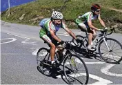  ??  ?? Les cyclos de Lagunak au célèbre maillot aux couleurs basques frappé de la croix lauburu.