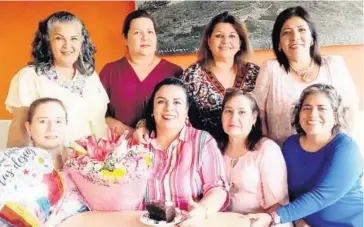  ?? CORTESÍA/MARY CABALLERO ?? > Las homenajead­as acompañada­s de sus amigas de la secundaria.