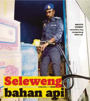  ??  ?? ANGGOTA KPDNHEP memeriksa tong mengandung­i
bahan api.