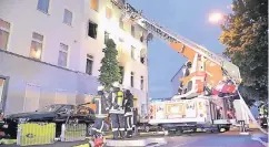  ?? FOTO: PATRICK SCHUELLER ?? Mit zwei Drehleiter­n rettete die Feuerwehr neun Menschen – darunter einen Säugling – aus dem brennenden Haus in Oberbilk.