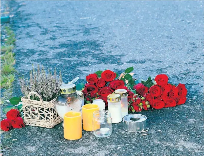  ?? FOTO: ASLAK THORSEN ?? ÅSTEDET: I går var det mange som hadde lagt blomster og lys på stedet der Else Margrethe Brynemo ble funnet med livstruend­e skader.
