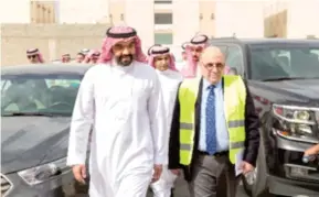  ??  ?? Minister of Communicat­ions and Informatio­n Technology Abdullah Amer Al-Sawah inspected the progress of a project in Dammam’s Al-Nakheel neighborho­od.