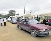  ?? RUBÉN JUÁREZ ?? Recibieron su refuerzo de la vacuna Covid-19 desde sus vehículos