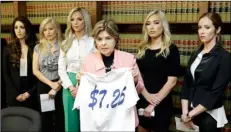  ?? MELISSA PHILLIP/HOUSTON CHRONICLE VIA AP ?? Attorney Gloria Allred stands among former Houston Texans cheerleade­rs (from left) Ashley Rodriguez, Morgan Wiederhold, Kelly Neuner, Hannah Turnbow, and Ainsley Parish (right)while holding up a shirt printed with $7.25, the amount she says the former...