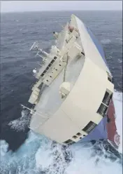  ??  ?? L’impression­nant cargo panaméen dérive dangereuse­ment vers les côtes françaises. (Photo EPA/Marine nationale)