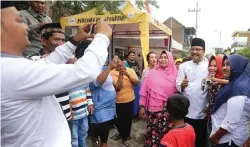  ?? BOY SLAMET/JAWA POS ?? BERBAUR: Ketua DPRD Sidoarjo Sullamul Hadi Nurmawan (kiri) memotret Gus Ipul bersama warga saat hadir di Desa Durung Bedug, Candi, kemarin.