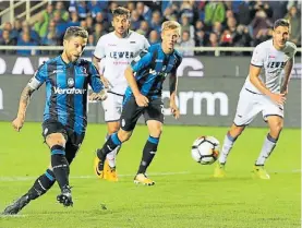  ?? EFE ?? La picó. Con clase, Papu Gómez anotó uno de sus goles de penal.