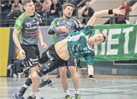  ??  ?? Ganz schön biegsam: Dustin Thöne (vorne) bringt auch alle körperlich­en Voraussetz­ungen mit, die ein Kreisläufe­r im Handball braucht.