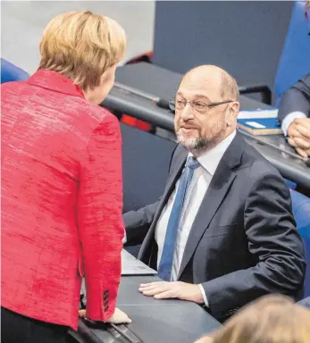  ?? FOTO: DPA ?? Martin Schulz (SPD) und Bundeskanz­lerin Angela Merkel (CDU) diese Woche im Bundestag in Berlin.