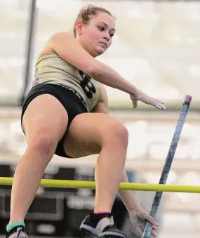  ?? Christian Abraham/Hearst Connecticu­t Media ?? Joel Barlow's Jordan Carr competes in the pole vault event during the State Open on Saturday.