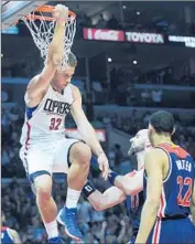  ?? Christina House
For The Times ?? NO RUST was evident on this f irst- quarter dunk, but Blake Griffin’s f irst game in 14 weeks was a mixed bag.