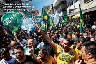  ??  ?? Flávio Bolsonaro, fils du candidat d’extrême droite, en campagne à Nova Iguaçu, au nord de Rio.