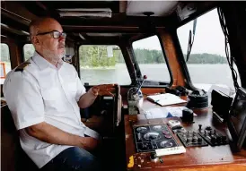  ?? FOTO: KRISTOFFER ÅBERG ?? ■
Kapten Kari Häkkinen har varit profession­ell dykare i 17 år och tidigare jobbat på bogserings­båtar i många år. Han ska köra östra skärgårdsl­injen fram till midsommar.