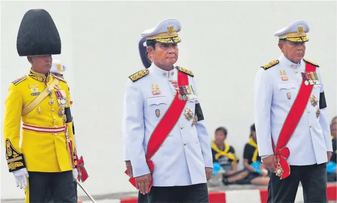  ?? FOTO: AP/NTB SCANPIX ?? MILITAERST­YRE: Kuppmakern­e i Thailand har innsatt Prayuth Chan-ocha (i midten) som statsminis­ter. Thailand er i dag verden eneste land som formelt er under militaert styre.