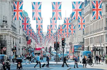  ?? AFP ?? Todo preparado. Londres luce banderas británicas a la espera de la boda real.