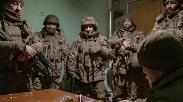  ?? Mauricio Lima/The New York Times ?? Soldiers with Ukraine’s 117th Separate Mechanized Brigade at a briefing last month before heading to the trenches in the Zaporizhzh­ia region.