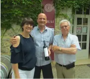  ?? ?? Habitué de cette chasse au trésor et infatigabl­e arpenteur du vignoble, Jean-Luc Chauvet n’a pas manqué la bouteille cachée par Philippe Bru au château Vignelaure (Coteaux d’Aixen-Provence).