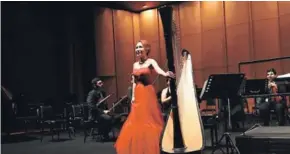  ??  ?? La arpista surcoreana Hae Joo Hahn debutó en Chile en octubre pasado, interpreta­ndo obras de Antonio Vivaldi.