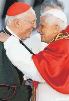  ?? FOTO: M. SCHRADER/DPA ?? Der damalige Papst Benedikt XVI. (re.) 2006 mit dem Kardinal und Erzbischof von München und Freising Friedrich Wetter.. Beide sehen sich schweren Vorwürfen im Zusammenha­ng mit Missbrauch­sskandalen ausgesetzt.