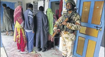  ?? WASEEM ANDRABI /HT ?? People queue up outside a polling station during the last phase of municipal elections at Gulab Bagh in Srinagar on Tuesday.