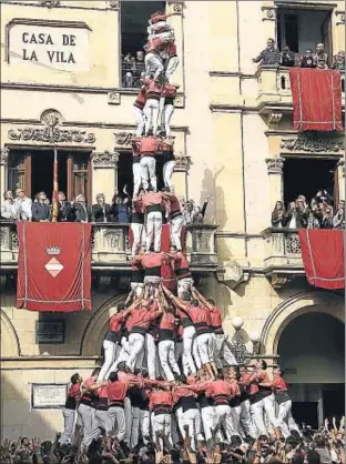  ?? VICENÇ LLURBA ?? Tres de deu amb folre i manilles cargado por la Colla Vella, ayer, en Valls