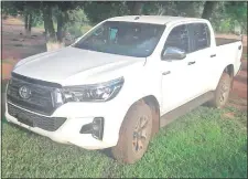  ??  ?? La Toyota Hilux blanca robada en un asalto domiciliar­io en Ponta Porá y que el oficial debía trasladar a la capital.